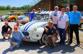 Châtillon-sur-Chalaronne. Le club Bresse-Bugey-Dombes Deuches a proposé des baptêmes en Citroën 2 CV