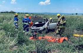 Duas pessoas morrem após carro sair da pista e capotar na BR-153, em Itumbiara