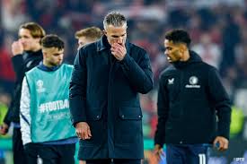 Van Persie licht toe: 'Dat is waarom Timber op de bank zit'