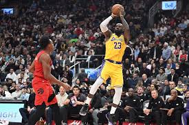 Lakers beat Raptors at buzzer as LeBron James' double-digit scoring streak ends