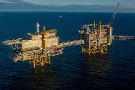 Hedge Funds Hike Bullish Oil Bets to 22-Month High on Iran Risks