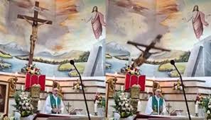 Sacerdote muere tras caerle una cruz encima en plena misa transmitida en vivo