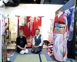 上尾の風景と着物姿の女性の画像