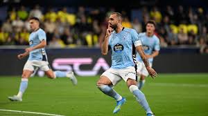 Borja Iglesias manda a callar a la grada de La Cerámica tras repetir un penalti protestado por el Villarreal