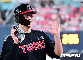 LG Twins Closer to KBO League Title After Rain-Delayed Victory Over KT Wiz
