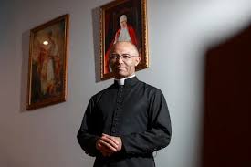 Padre excomungado pelo papa diz que "modernismo destrói a fé católica"