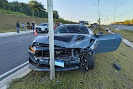 OVALE: Carro capota em acidente com Mustang em SJC; duas vítimas graves