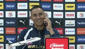 Keylor Navas atiende una llamada telefónica de Andrea Salas en plena conferencia de prensa en México: vea el momento