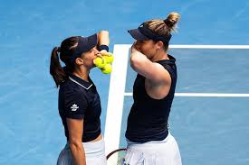 Stefani e Dabrowski lutam, mas acabam eliminadas nas semifinais