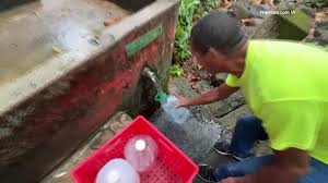 Moradores de Porto Rico buscam água enquanto seca leva a racionamento