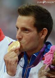 Renaud Lavillenie a reçu le 11 août 2012 aux JO de Londres sa médaille d&#39;or, champion olympique de saut à la perche. Le premier champion olympique de ... - 915570-renaud-lavillenie-est-devenu-vendredi-637x0-1