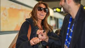 Carla Bruni fait front à Cannes : malgré un contexte difficile et les épreuves, elle garde le sourire !