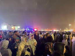 Chuva faz público esquecer celular e vibrar com show como nos velhos tempos do Rock in Rio