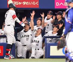 大谷翔平は試合中に引き上げる…笑顔でトーク＆拍手＆右手を突き上げベンチでも存在感 出場不可も侍戦士と積極コミュニケーション（スポーツ報知）