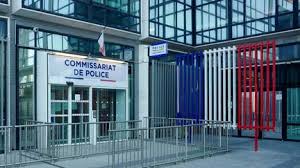 Manifestations du 17 octobre : des commissariats saturés à Paris, des avocats critiquent "des traitements dégradants" en garde à vue — franceinfo