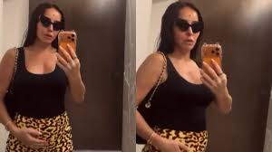 Sabrina Sato exibe barriguinha de grávida em look de oncinha e inicia gravações do 'Dog House Brasil'