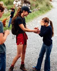 Kate Middleton troca salto por bota em desafio de montanhismo com short da The North Face
