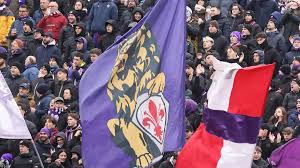 Towards a full stadium. A match that's never boring for the Viola fans. The rain doesn't faze the fans.