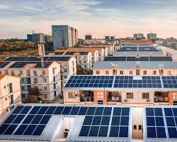 Un immeuble rénové avec des panneaux solaires