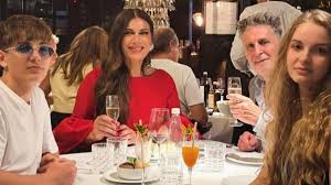 El cumpleaños íntimo de Flor de la V: familia, brindis y deseos en una noche especial