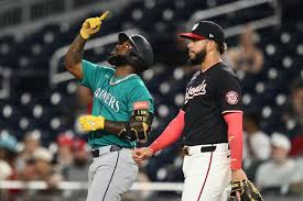 Mariners outfielder leaves game with apparent leg injury