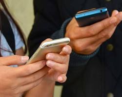 صورة teenager using a smartphone