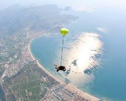 paragliding over Bay of Roses Spain, généré par IA