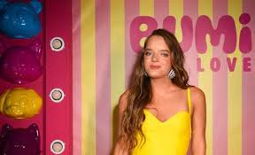 Rafa Justus vira embaixadora de marca de beleza para GenZ e Alpha, com minivestido amarelo de R$ 4,9 mil e bolsa Louis Vuitton