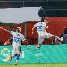 Cruzeiro vence o Vitória de virada e se mantém na cola do G-4