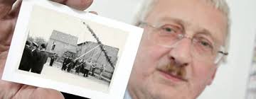 25-04-2012/EB: Bernd Franz aus Großhelmsdorf mit einem Bild vom Maibaumsetzen in den 60iger Jahren. Am Montag wird der Mai mit einem großen Feuer am ... - 005C9EC4_C9E75165B1C7D71AF2D7967D621D6859