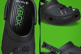 Presentan las primeras Crocs oficiales de Xbox; demanda provoca reventa