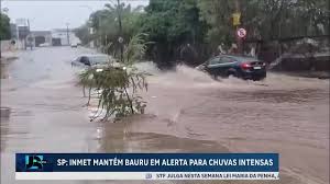Chuva forte causa alagamentos e danos em Bauru (SP)