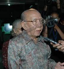 JAKARTA 6/1 - ISMAIL SALEH. Mantan Menteri Kehakiman Ismail Saleh menjawab pertanyaan wartawan ketika membezuk mantan Presiden Soeharto, di Rumah Sakit ... - ismail-saleh-70