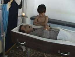 Resultado de imagem para defunto no caixao