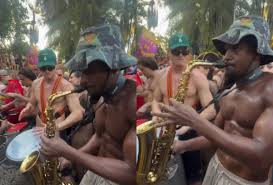 Galãs na folia! Pedro Novaes e Ronald Sotto mostram dotes musicais em bloquinho no Rio