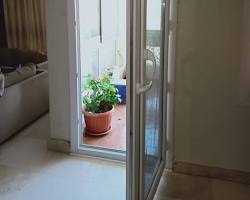 صورة تركيب الأبواب والنوافذ في شقة