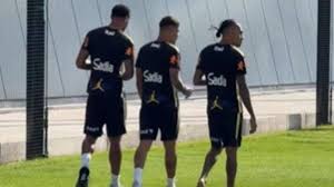 Com bolhas nos pés, Raphinha não treina com a seleção após 1º jogo da Copa