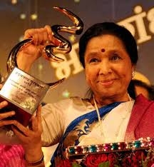 Singer Asha Bhosle with her award after being felicitated. (PTI) - B_Id_371625_asha-bhosle4