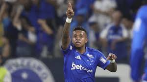 Arroyo dá versão sobre 'treta' com Artur Jorge, e técnico do Cruzeiro repreende atleta: 'Não gostei...'