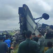Queda de avião militar durante pouso mata cinco soldados na Índia