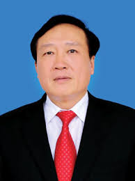 Viện trưởng VKSND Tối cao Nguyễn Hòa Bình sinh năm 1958, quê ở xã Hành Đức, huyện Nghĩa Hành, tỉnh Quảng Ngãi, là phó giáo sư, tiến sĩ luật. - binh