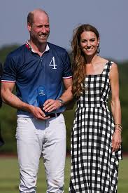 Kate Middleton reaparece em evento ao lado de príncipe William e brilha com raro visual de verão
