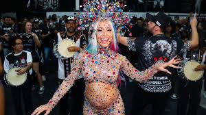 De barrigão, Sabrina Sato brilha com look de pedrarias no ensaio da Gaviões da Fiel