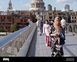 Immagine di Città moderna con persone di diverse etnie che camminano