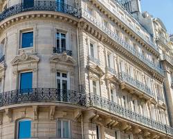 Image de immeuble haussmannien paris facade luxe ou cage d'escalier élégante