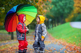 Resultado de imaxes para muchos niños saltando en un charco