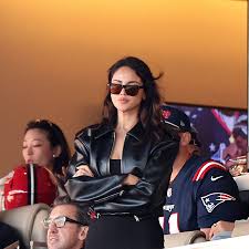 Eiza González roba miradas en el Super Bowl LX