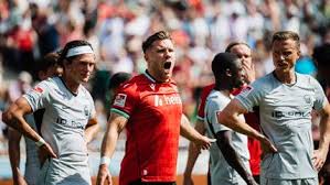 Trotz der Forderung von 96-Patron Martin Kind: Trainer Titz setzt Stürmer Källman auch gegen den KSC auf die Bank — Neue Presse