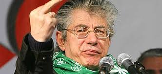 Umberto Bossi, ministro de Reformas Institucionales y líder de la Liga Norte en uno de sus gestos típicos ante sus compatriotas del sur. - northern-league-bossi_1