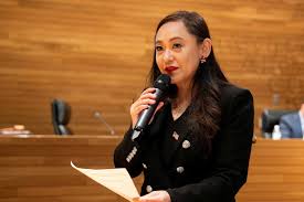 Prefeita de cidade na Califórnia renuncia após admitir ser agente da China